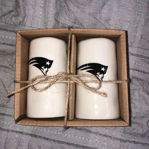 Patriots ceramic salt and pepper shaker set - Picture 1 of 4